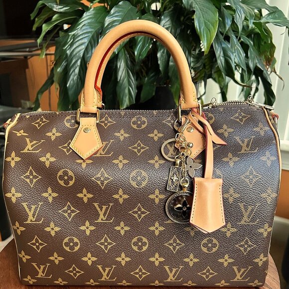 RUSTIC CLOVER Bag Charm Black and Gold Tone - Picture 8 of 9